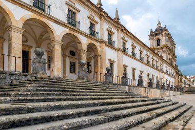ALCOBACA, PORTUGAL - NOVEMBER 20, 2018: Alcobaa Manastırı, Portekiz 'in ilk Gotik binası olan Alcobaca şehrinde yer alan bir Roma Katolik kilisesidir.,