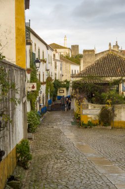 OBIDOS, PORTUGAL - NOVEMBER 20, 2018: Obidos ortaçağ mimarisinin iyi korunmuş bir örneği olmaya devam etmektedir; sokakları, meydanları, duvarları ve kalesi popüler bir turizm merkezidir.