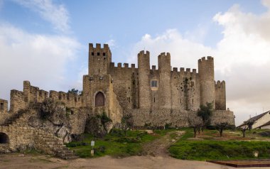 OBIDOS, PORTUGAL - 20 NOVEMBER 2018: Obidos kalesi ve duvarı şu anda bir pousada (otel))