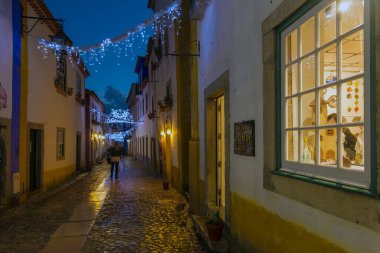 OBIDOS, PORTUGAL - 20 Kasım 2018: Portekiz 'in Obidos köyünün küçük caddelerinin gece görüşü