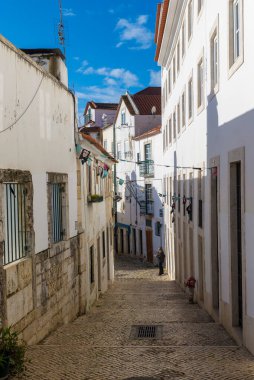 LISBON, PORTUGAL - 21 Kasım 2018: Tipik bir Alfama sokağı