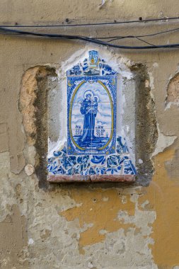 LISBON, PORTUGAL - 21 Kasım 2018: Alfama ilçesinin bir köşesinde yer alan Aziz Antonio 'nun resmi
