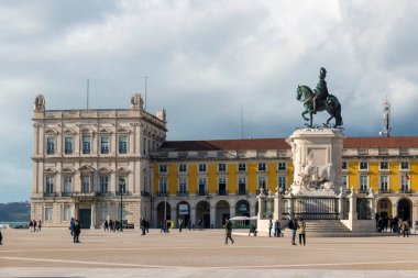 LISBON, PORTUGAL - 21 Kasım 2018: Ticaret meydanında Kral I. Jose 'nin heykeli (Praca do Comercio) 