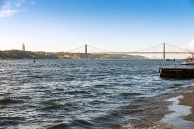 LISBON, PORTUGAL - 21 Kasım 2018: Lizbon Ticaret Meydanı 'ndan ünlü 25 Nisan Köprüsü manzarası