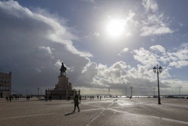 LISBON, PORTUGAL - 21 Kasım 2018: Ticaret meydanında Kral I. Jose 'nin heykeli (Praca do Comercio)