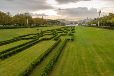 LISBON, PORTUGAL - 22, 2018: Lizbon ve Tagus nehri ile Eduardo VII Park 'ın merkez şeridi