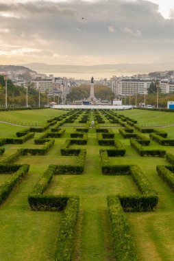 LISBON, PORTUGAL - 22, 2018: Lizbon ve Tagus nehri ile Eduardo VII Park 'ın merkez şeridi