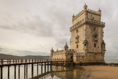 LISBON, PORTUGAL - 22 Kasım 2018: Belem Kulesi, Portekiz 'in en ünlü yerlerinden biri