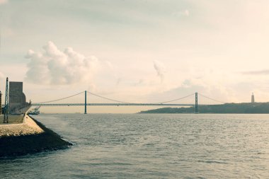 LISBON, PORTUGAL - 22 Nisan 2018: 25 Nisan köprüsü ve Belem Kulesi 'nden görülen Keşifler Anıtı