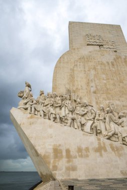 LISBON, PORTUGAL - 22 Kasım 2018: Keşifler Anıtı. 52 metre yüksekliğindeki bu anıt, Azores, Madeira ve Cape Verde 'yi keşfeden Seyyah Henry' nin ölümünün yüzüncü yıldönümünü anmaktadır..