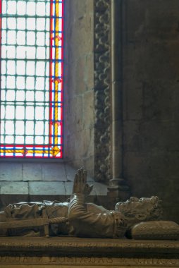 LISBON, PORTUGAL - 22 Kasım 2018: Luis de Camoes 'un Jeronimos Manastırı' ndaki mezarı, Belem, Lizbon