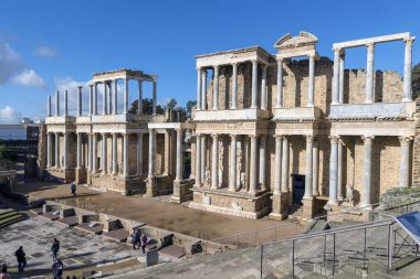 Merida, İspanya 'nın başkenti Lusitania' nın başkenti Emerita Augusta 'da Konsül Vipsanius Agrippa tarafından tanıtılan Roma tiyatrosu. MÖ 16-15 yılları arasında inşa edildi.. 