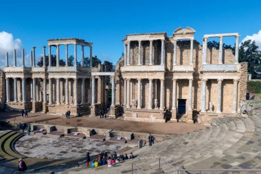 Merida, İspanya 'nın başkenti Lusitania' nın başkenti Emerita Augusta 'da Konsül Vipsanius Agrippa tarafından tanıtılan Roma tiyatrosu. MÖ 16-15 yılları arasında inşa edildi.. 