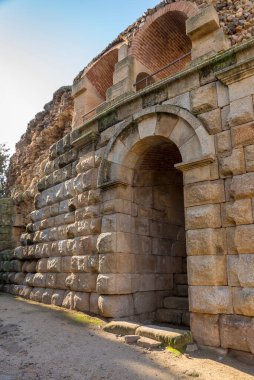 Meridya, BADAJOZ, İSPAN 23 Kasım 2018: Roma tiyatrosunun kapılarından biri