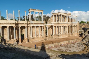 Merida, İspanya 'nın başkenti Lusitania' nın başkenti Emerita Augusta 'da Konsül Vipsanius Agrippa tarafından tanıtılan Roma tiyatrosu. MÖ 16-15 yılları arasında inşa edildi.. 