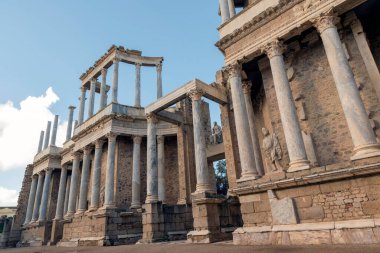 Merida, İspanya 'nın başkenti Lusitania' nın başkenti Emerita Augusta 'da Konsül Vipsanius Agrippa tarafından tanıtılan Roma tiyatrosu. MÖ 16-15 yılları arasında inşa edildi.. 