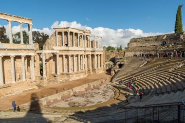 Merida, İspanya 'nın başkenti Lusitania' nın başkenti Emerita Augusta 'da Konsül Vipsanius Agrippa tarafından tanıtılan Roma tiyatrosu. MÖ 16-15 yılları arasında inşa edildi.. 