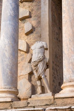 Meridya, BADAJOZ, İSPAN 23 Kasım 2018: Roma tiyatrosunu süsleyen heykellerden biri