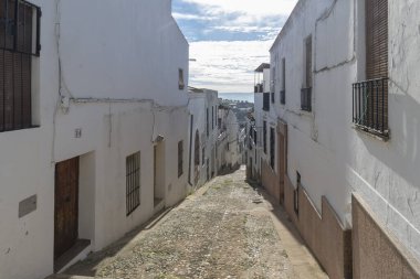 JEREZ DE LOS CABALLEROS, BADAJOZ, SPAIN - NOVEMBER 24, 2018: Badajoz ilindeki Jerez de los Caballero köyünün tipik beyaz boyalı evleri