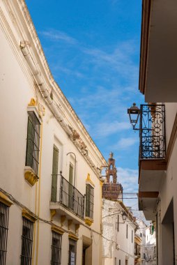 JEREZ DE LOS CABALLEROS, BADAJOZ, SPAIN - NOVEMBER 24, 2018: Badajoz ilindeki Jerez de los Caballero köyünün tipik beyaz boyalı evleri