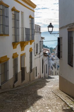JEREZ DE LOS CABALLEROS, BADAJOZ, SPAIN - NOVEMBER 24, 2018: Badajoz ilindeki Jerez de los Caballero köyünün tipik beyaz boyalı evleri