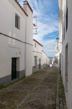 JEREZ DE LOS CABALLEROS, BADAJOZ, SPAIN - NOVEMBER 24, 2018: Badajoz ilindeki Jerez de los Caballero köyünün tipik beyaz boyalı evleri