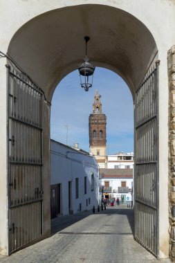 JEREZ DE LOS CABALLEROS, BADAJOZ, SPAIN - 24 Kasım 2018: Arka planda San Miguel Arcangel kilisesinin kulesini görebilirsiniz.