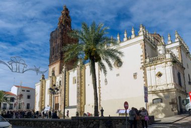 JEREZ DE LOS CABALLEROS, BADAJOZ, SPAIN - 24 Kasım 2018: İspanya 'da San Miguel Arcangel Kilisesi