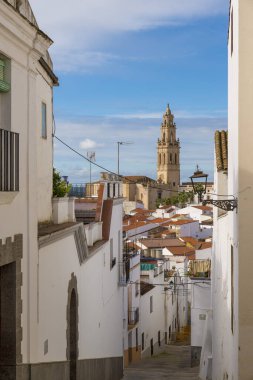 JEREZ DE LOS CABALLEROS, BADAJOZ, SPAIN - NOVEMBER 24, 2018: Badajoz ilindeki Jerez de los Caballero köyünün tipik beyaz boyalı evleri