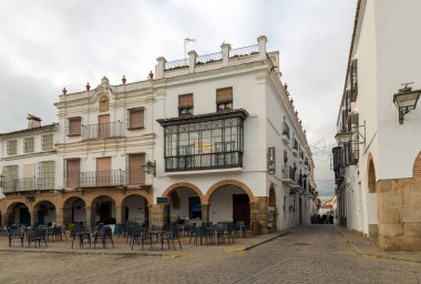 ZAFRA, BADAJOZ, SPAIN - 24 Kasım 2018: İspanya 'nın Badajoz bölgesindeki Zafra Meydanı' ndaki insanlar