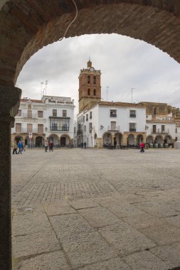 ZAFRA, BADAJOZ, SPAIN - 24 Kasım 2018: İspanya 'nın Badajoz bölgesindeki Zafra Meydanı' ndaki insanlar
