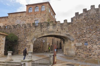 CACERES, İspanya - 25 Kasım 2018: Arco de la Estrella (Star Archway), 