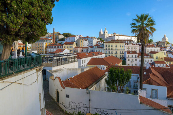 Лисбон, Португал - 21 ноября 2018 года: Алфама, с церквями С. Висенте де Фора, С. Энграсиа, С. Эство и рекой Тагус позади.