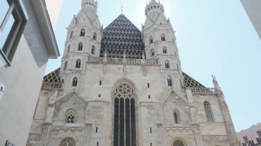 Vienna, AUSTRIA - 15 Ağustos 2019: St. Stephen Katedrali, batı cephesinde Romen Kuleleri, Dev Kapısı olan. Eğil