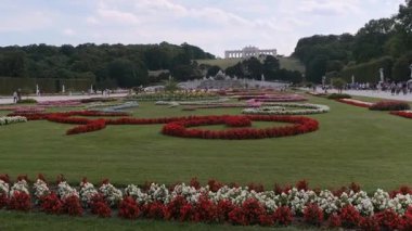 Vienna, AUSTRIA 15 Ağustos 2019 Schonbrunn Sarayı. Gloriette, Neptün Çeşmesi ve Büyük Parterre