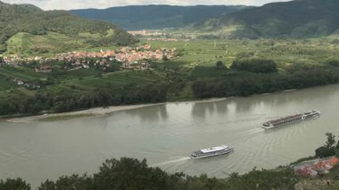 Kaleden Durnstein Panoraması. Tuna Nehri 'nde giden gemiler