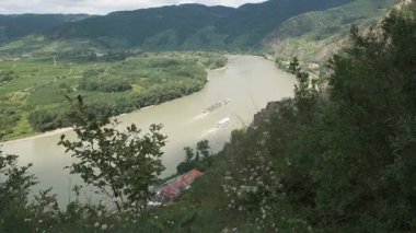 Kaleden Durnstein Panoraması. Tuna Nehri 'nde giden gemiler