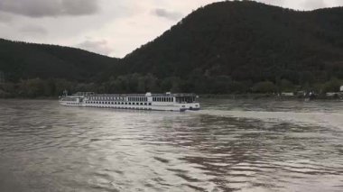 DANUBE RIVER, AUSTRIA - 16 Ağustos 2019: yolcu gemisi Tuna Nehri 'nden geçiyor. Avusturya