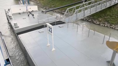 Tuna Nehri 'ndeki Durnstein rıhtımından başlıyor.