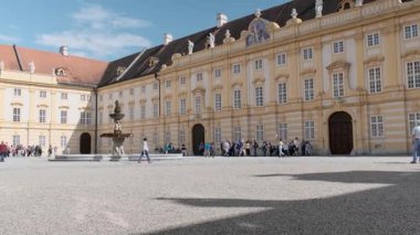 MELK, AUSTRIA - 16 AĞUSTOS 2019: Tarihi Melk Abbey, giriş avlusu. Uzaklaştır