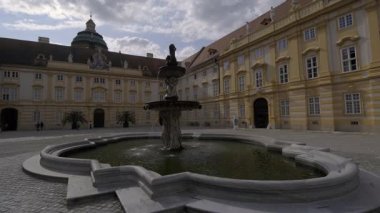MELK, AUSTRIA - 16 AĞUSTOS 2019: Tarihi Melk Abbey, giriş avlusu.