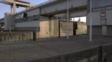 MELK, AUSTRIA... 16 AĞUSTOS 2019: Tuna Nehri üzerindeki Melk Kilitleri gün batımında. Kanala giriliyor.