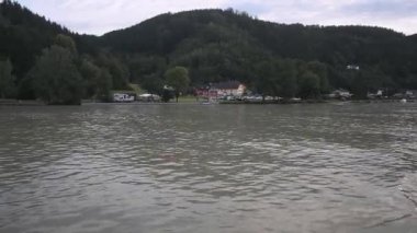 Tuna kıyısında küçük bir kasaba, Avusturya