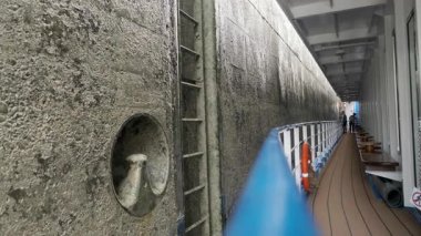 Wallsee-Mitterkirchen Kilidi. Su seviyesi düştüğünde bir gemi iniyor.