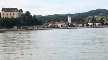 Avusturya 'nın Tuna kıyısındaki Grein köyü.