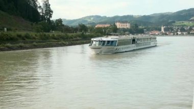 GREIN, AUSTRIA - 17 AĞUSTOS 2019: Tuna 'ya giden bir yolcu gemisi