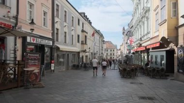 BRATISLAVA, SLOVAKIA - 18 AĞUSTOS 2019: Michalska Caddesi tarihi şehir merkezinde işlek bir cadde