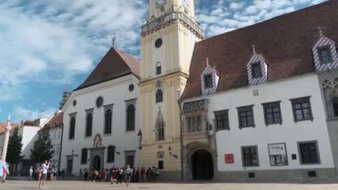 BRATISLAVA, SLOVAKIA - 18 Ağustos 2019: Eski Belediye Binası 14. yüzyıldan kalma bir bina kompleksi. Ülkedeki en eski belediye binasıdır.