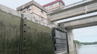 ABWINDEN, AUSTRIA - 17 Ağustos 2019: Avusturya 'nın Abwinden köyünün önündeki Tuna nehrindeki atık su. Gemi geçitten ayrılıyor.