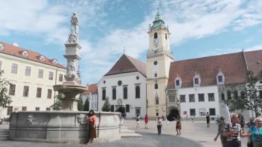 BRATISLAVA, SLOVAKIA - 18 Ağustos 2019: Eski Belediye Binası 14. yüzyıldan kalma bir bina kompleksi. Ülkedeki en eski belediye binasıdır.